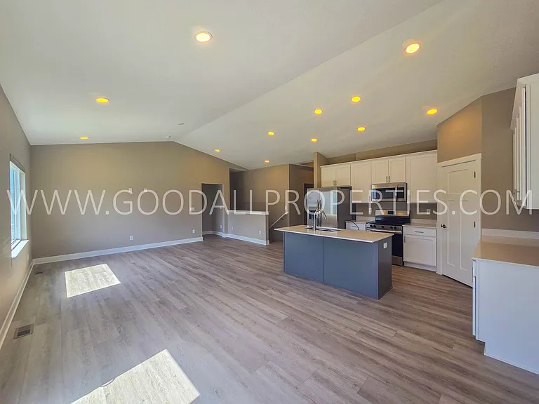 650 NW Rosemont Dr — Photo 3