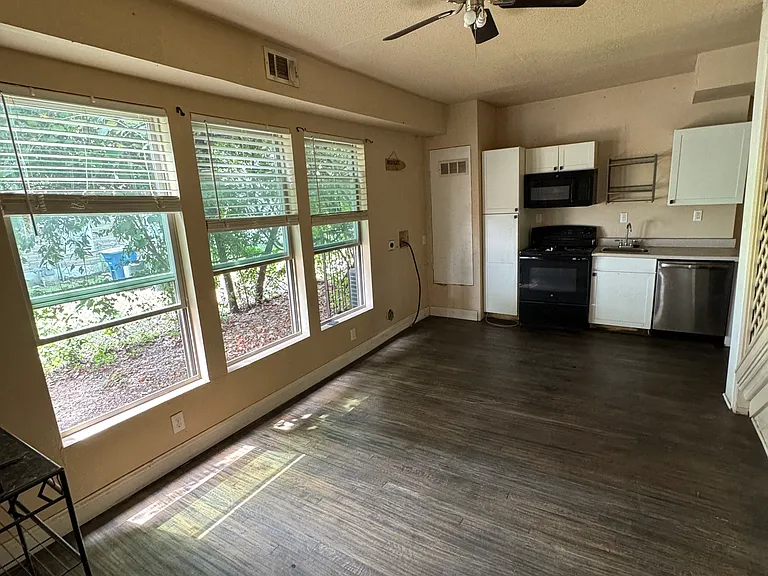 3420 S Harwood St — Photo 8