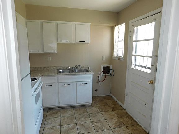 3rd image of 3043 Carnes Ave