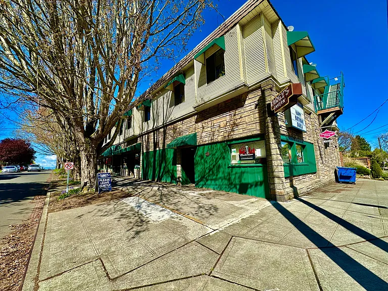 Historic building in beautiful, walkable upper Queen Anne. Easy walk to all that Queen Anne has to offer. Dining, shopping, views, exploring!