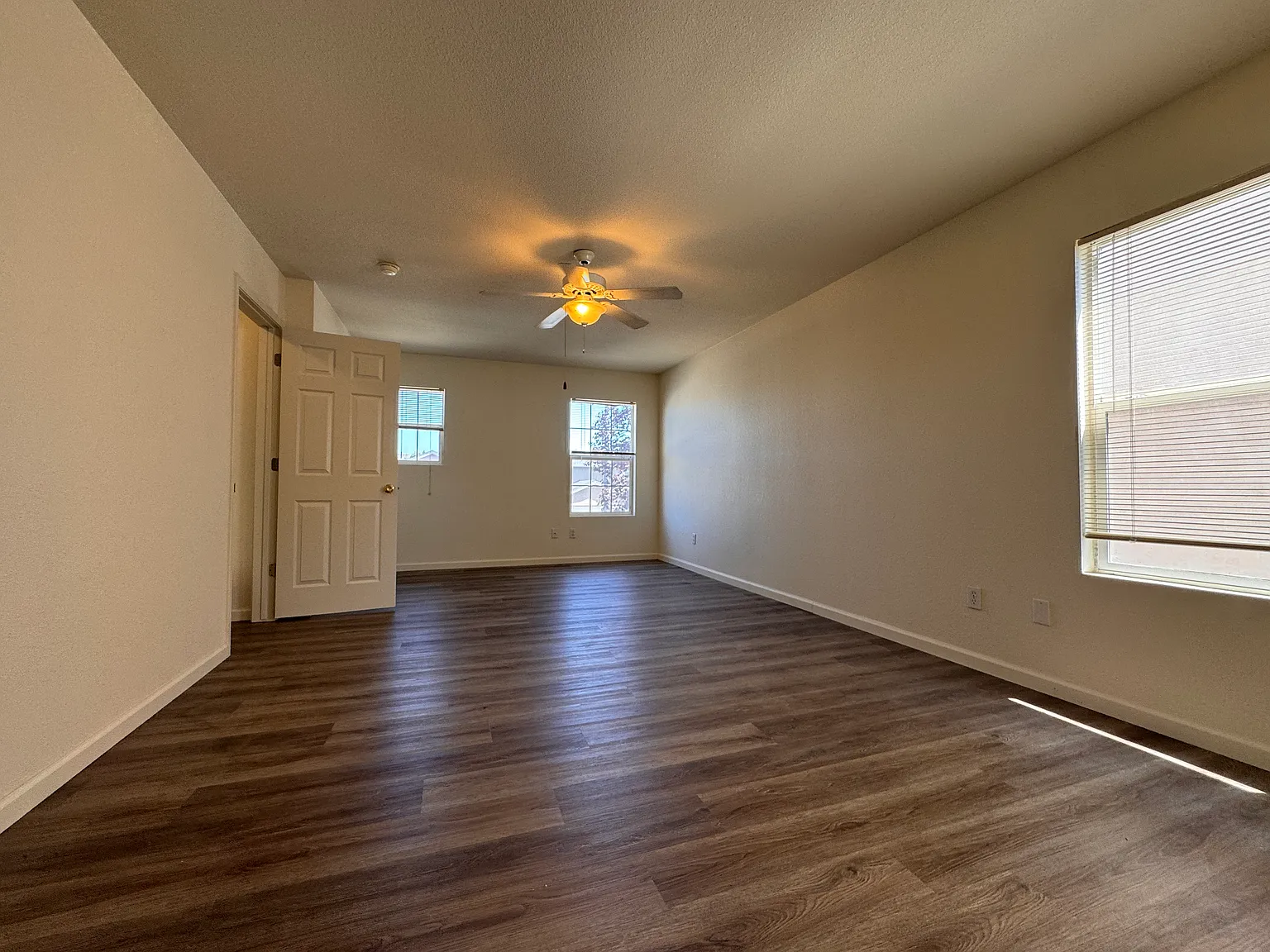 4 bed, 1957 sqft, $2,910 — Photo 3