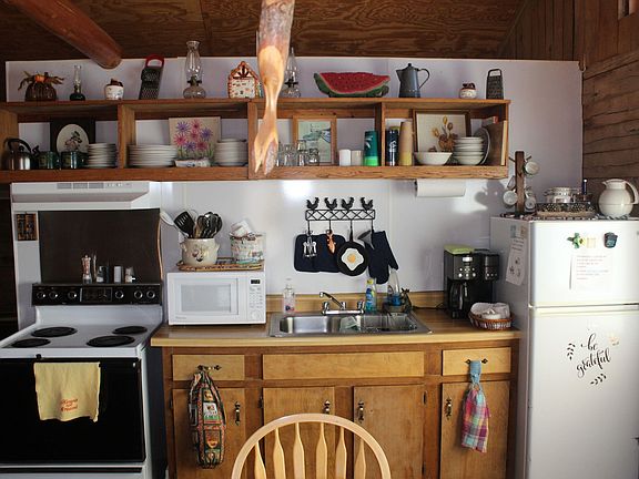 3rd image of 744 Spring Creek Rd