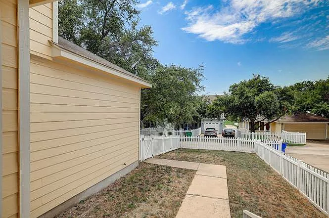 1115 Rawhide Trl — Photo 49