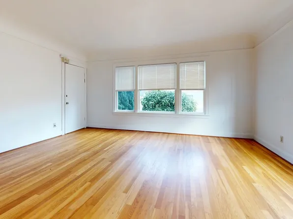 Oregonian, 4315 SW Oregon St APT 204, Seattle, WA 98116