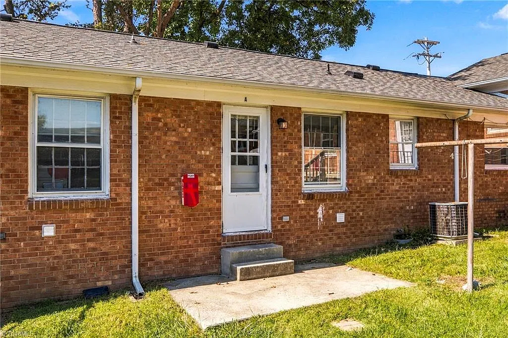2 bed, 1.0 bath, 800 sqft, $1,050 — Photo 1