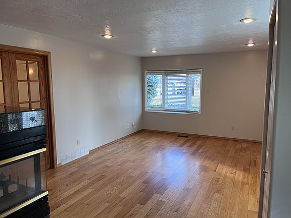 5th image of 5586 S Brockway St