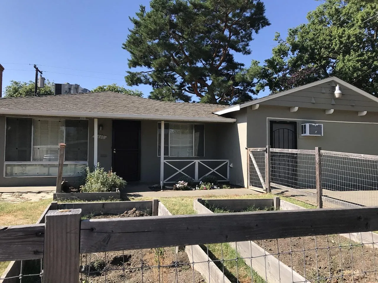 2440 Fernandez Dr photo 1