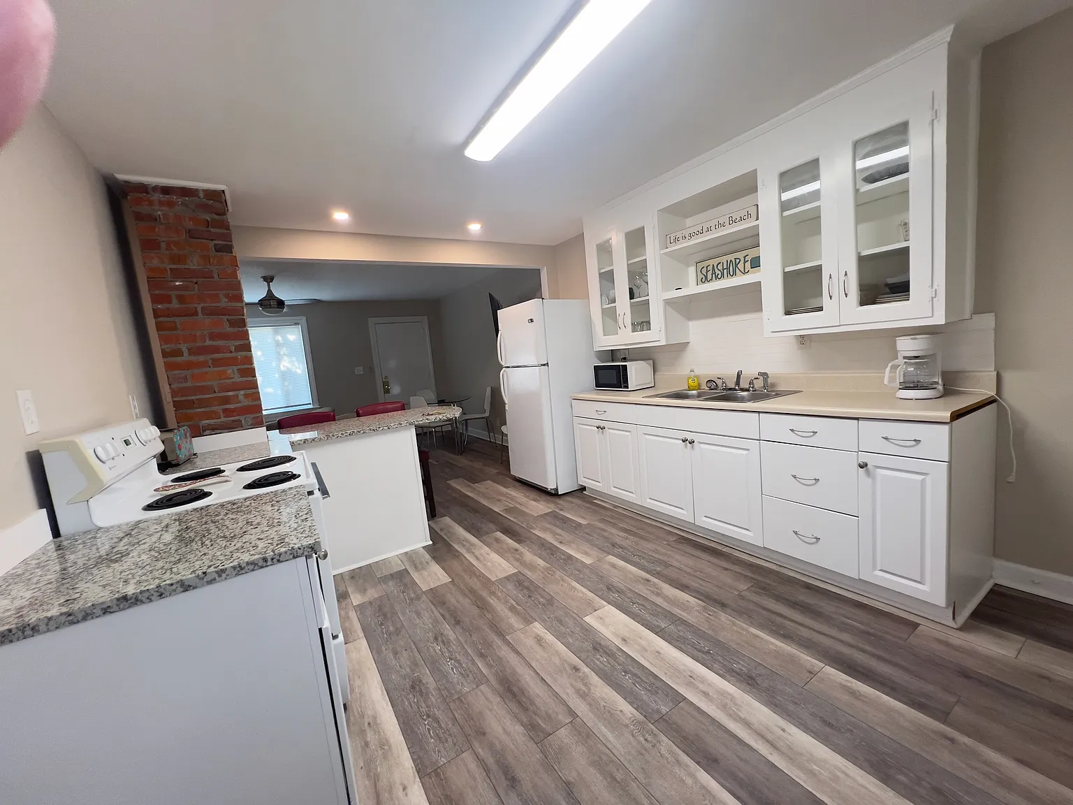 935 W Ocean View Ave — Photo 2