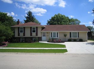 643 Old Farm Dr, Roselle, IL 60172