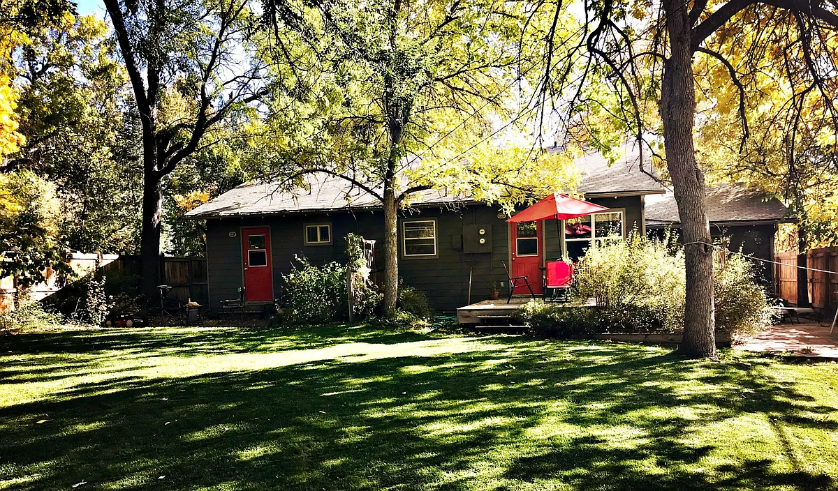 Shared back yard, 2111 deck and patio is on the right side in this image - 2111 4th St