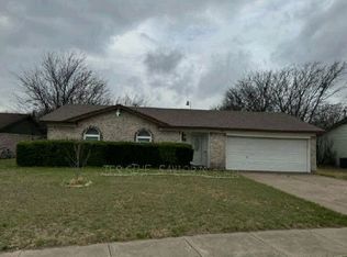 331 Springwillow Rd, Burleson, TX 76028