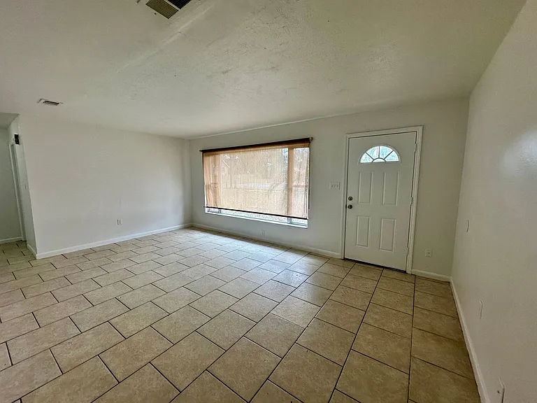 1317 Cambridge Dr — Photo 4