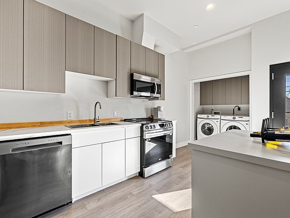 Experience luxury and sophistication with our full-size sink and European cabinet - the perfect combination for a stylish and functional kitchen design