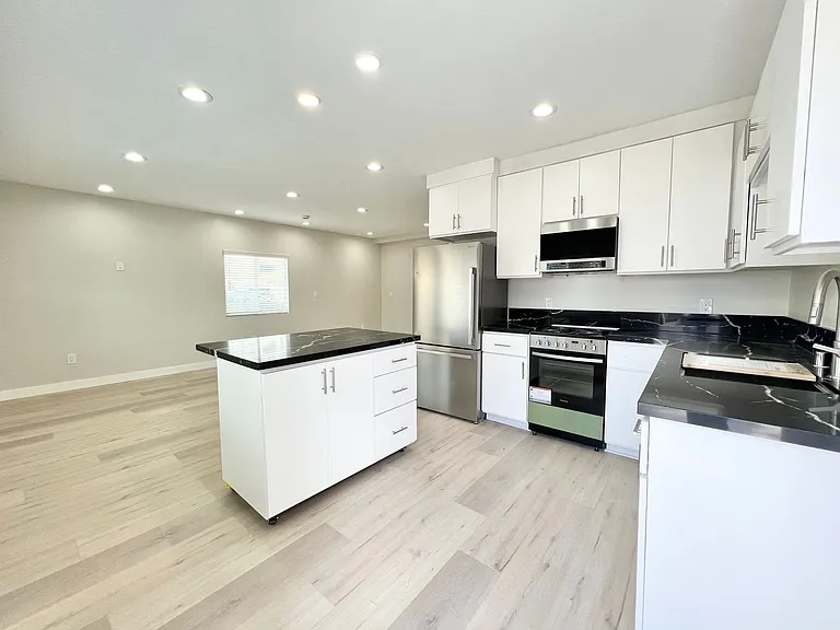 1001 E Broadway — Photo 1