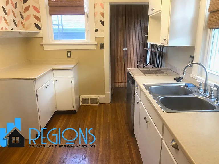 501 E Locust St — Photo 4