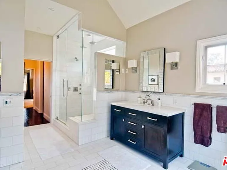 10253 Valley Spring Ln — Photo 12