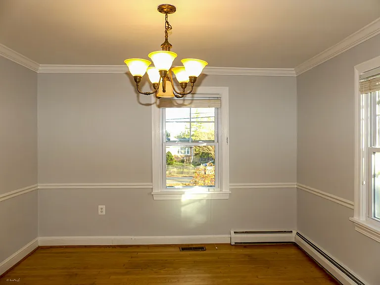 903 Crestview Dr — Photo 4