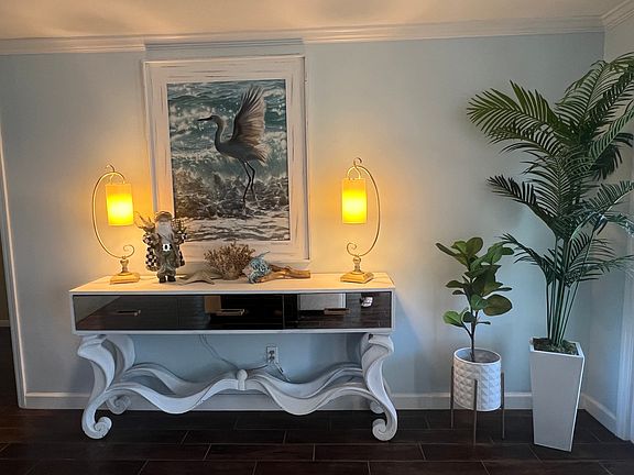 The entry with coastal decor, beautiful light bright and airy Home, single story for easy walking around no stairs