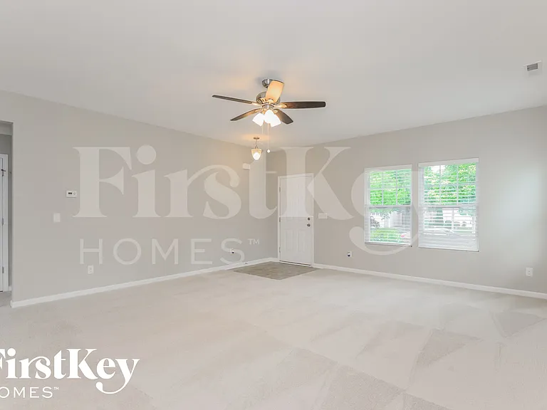 812 Southridge Dr — Photo 4