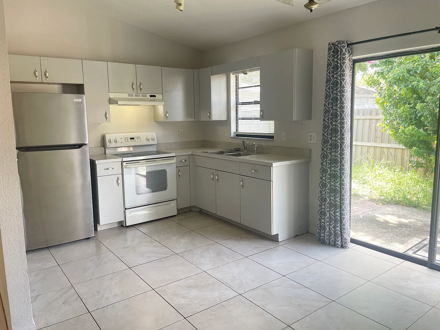 3 bed, 1077 sqft, $2,200 — Photo 2