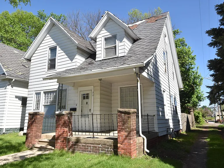913 E Washington St — Photo 1