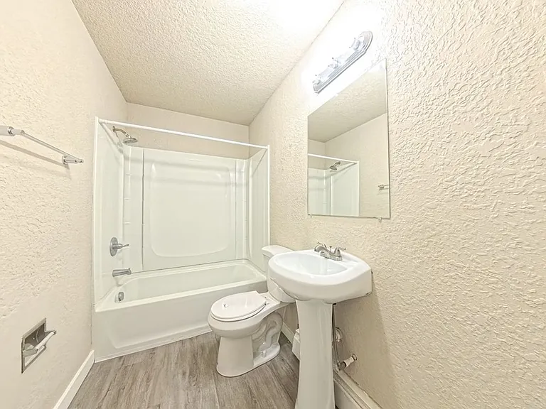410 S 6th St — Photo 12