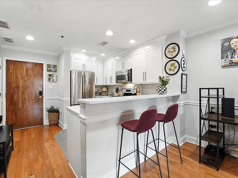 812 Grand St #412 — Photo 7
