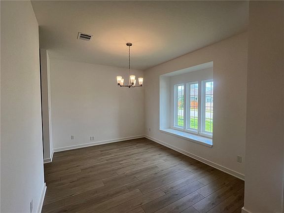 2nd image of 1927 Sebright Dr