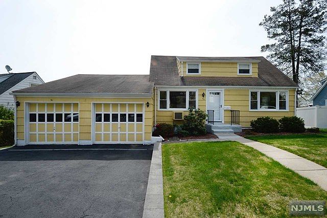 1st image of 22 Westwood Dr N