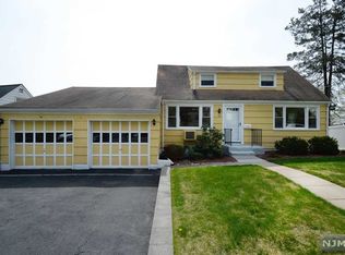 22 Westwood Dr N, West Orange, NJ 07052