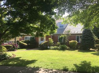11 Washington Ave, Lawrence, NY 11559
