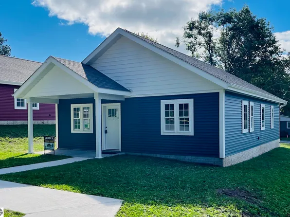 20 Grove Pl, Frankfort, MI 49635