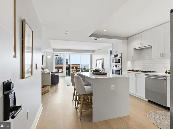 925 N Fairfax St #704, Alexandria, VA 22314