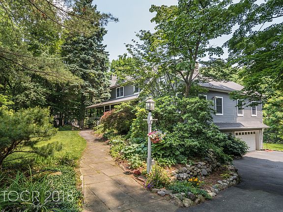 2nd image of 36 Wyandemere Dr