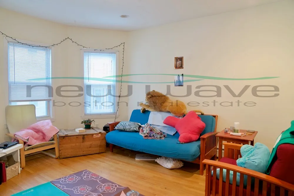 4 bed, 1300 sqft, $6,400 — Photo 1
