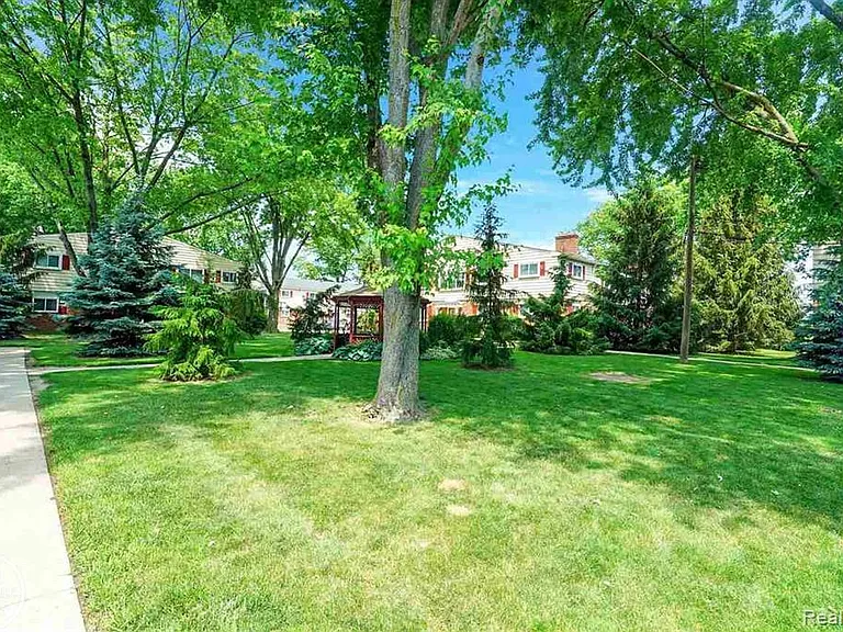 721 W Maple Rd — Photo 3