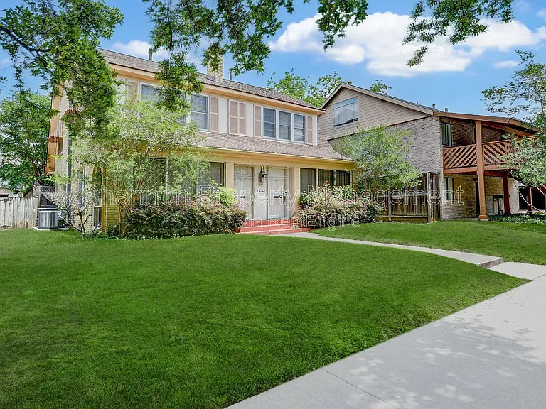 1748 Hawthorne St #B — Photo 2