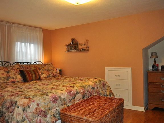 5th image of 127 Arvon Ave
