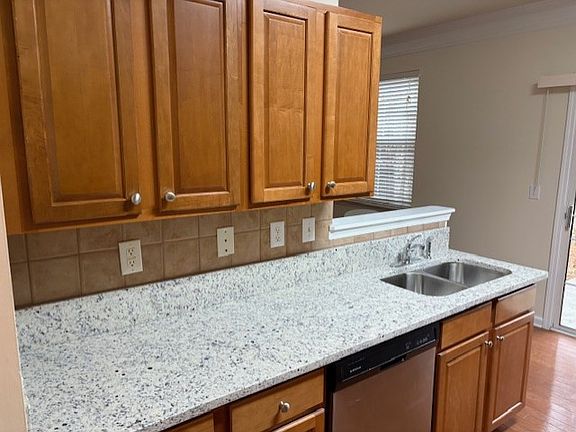 Kitchen: Granite Countertops