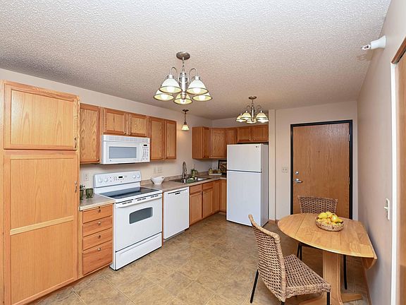 3rd image of 1590 Parkwood Dr APT 210