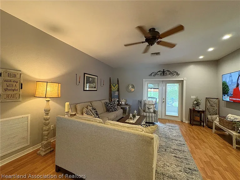 2843 Meadowood Ln — Photo 6