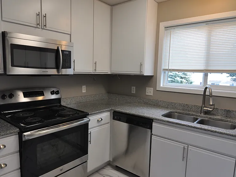 15511 Float Ln — Photo 2