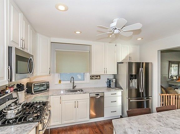 4th image of 33 Rosemont Ave