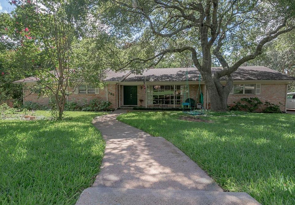 1st image of 700 White Oak Dr