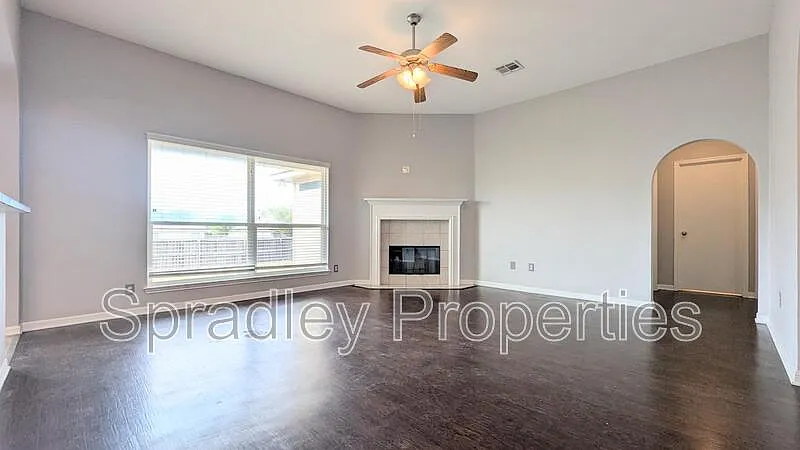 3 bed, 2.0 bath, 1342 sqft, $1,550 — Photo 2