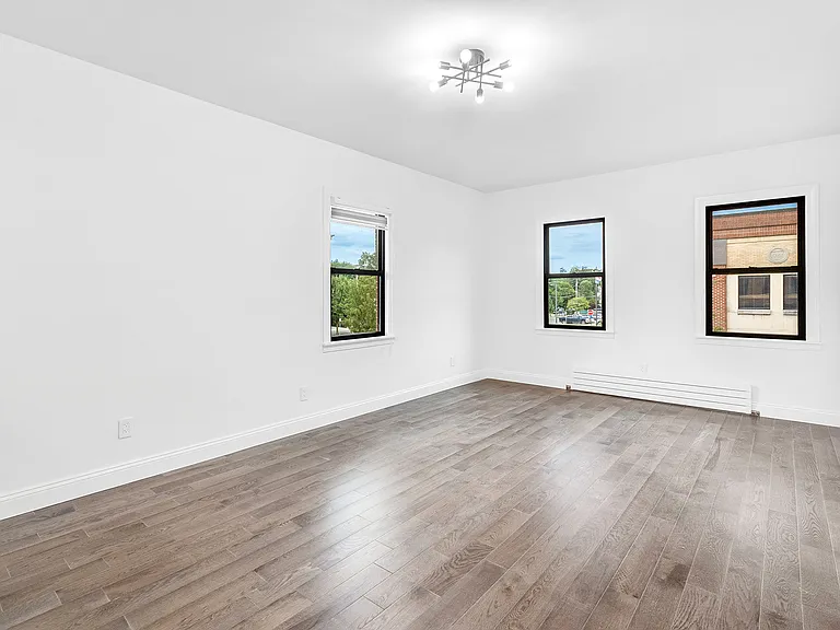 206-208 E Main St #4 — Photo 11