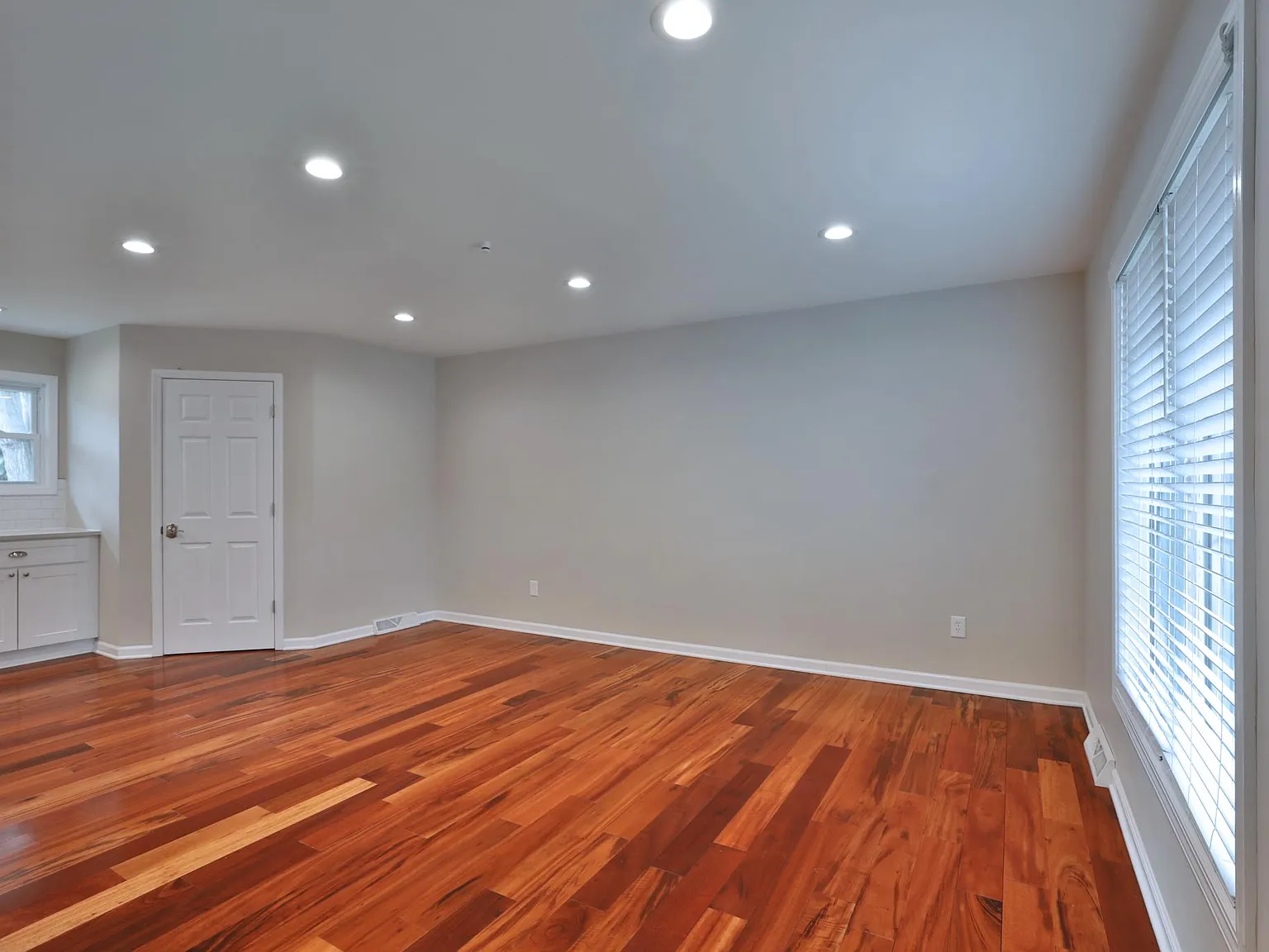 4 bed, 2.5 bath, 2084 sqft, $3,800 — Photo 4