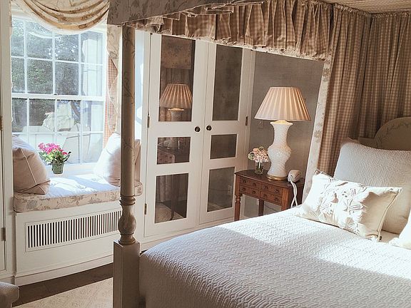 Built-in closet 
Window-seat