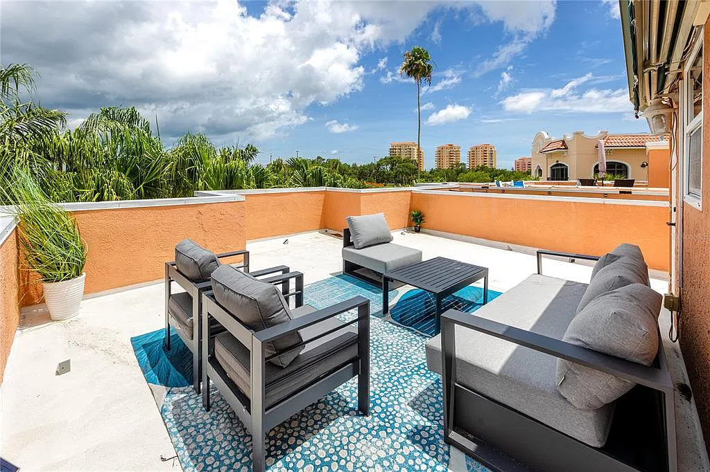 2 bed, 2.5 bath, 1956 sqft, $5,000 — Photo 3
