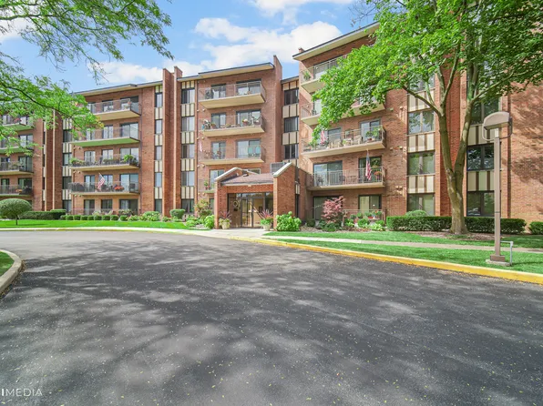 701 Lake Hinsdale Dr APT 301, Willowbrook, IL 60527